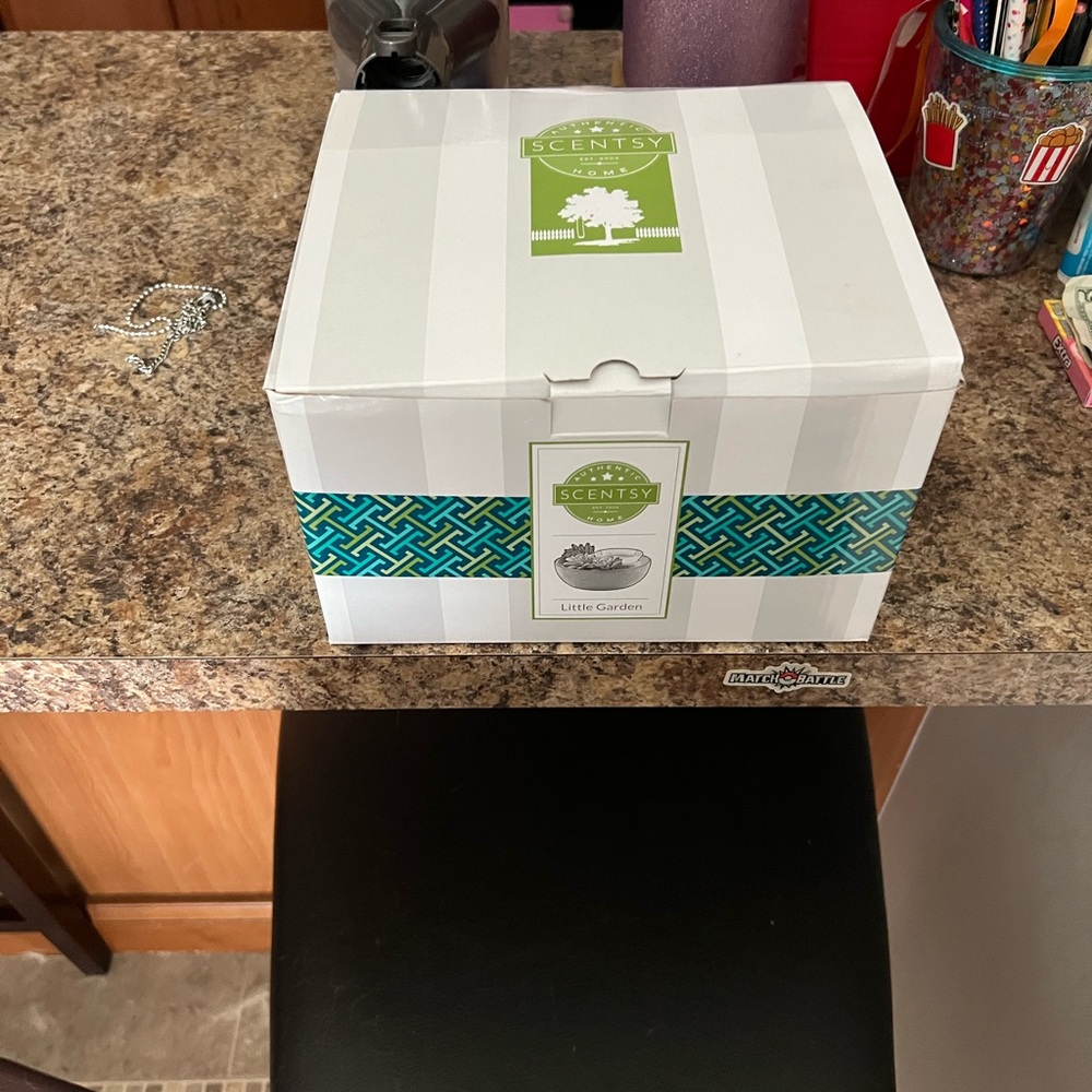 Scentsy Little Garden Warmer with Blue and Green Pattern